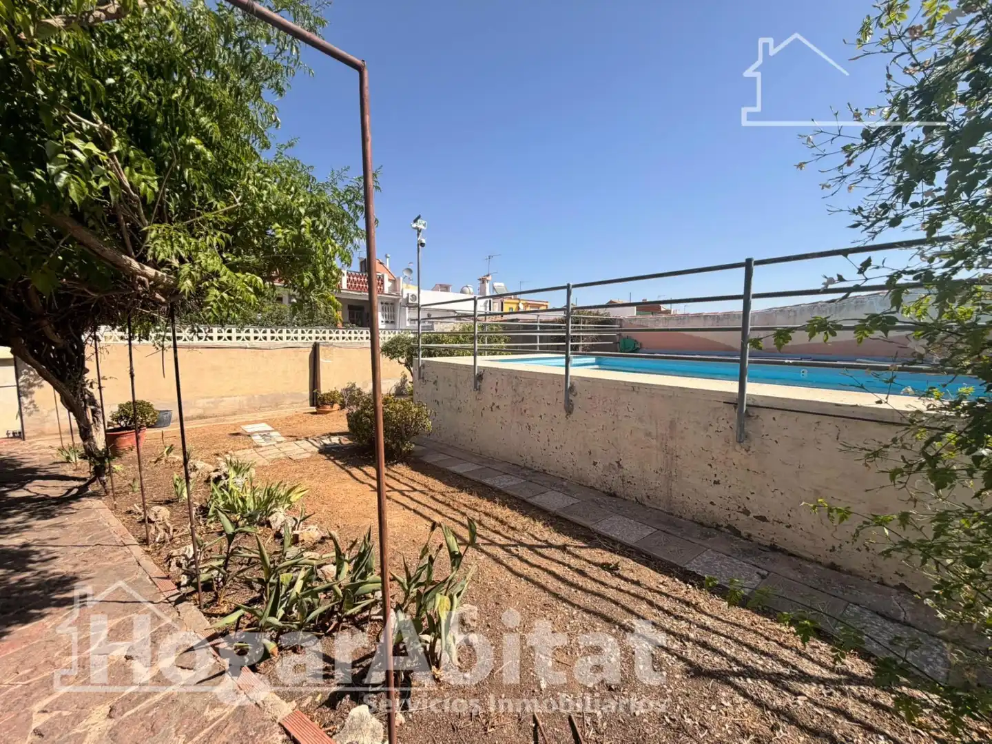 Vista exterior de Casa o xalet en venda en Benaguasil amb Aire condicionat, Jardí privat i Terrassa