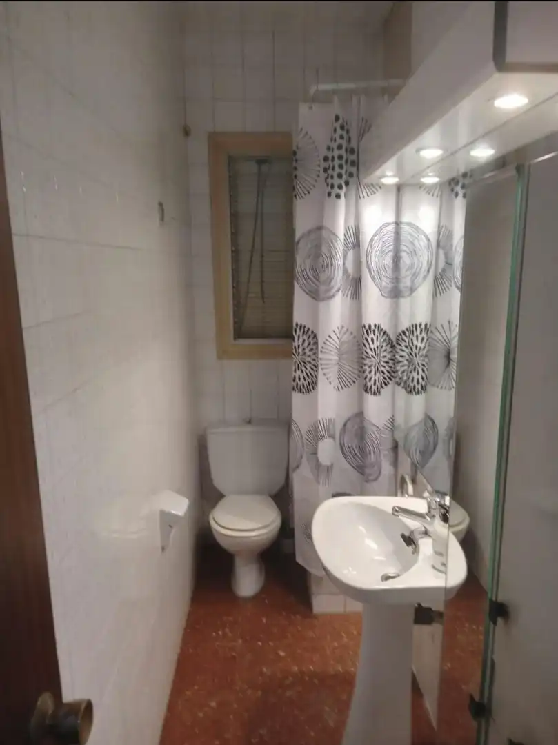 Bathroom of Flat for share in Barcelona  with Air Conditioner, Heating and Washing machine