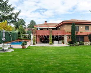 Vista exterior de Casa o xalet en venda en Majadahonda amb Aire condicionat, Calefacció i Jardí privat