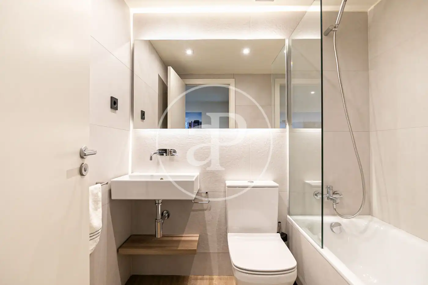 Badezimmer von Wohnung zum Verkauf in Barcelona mit Klimaanlage, Heizung und Terrasse