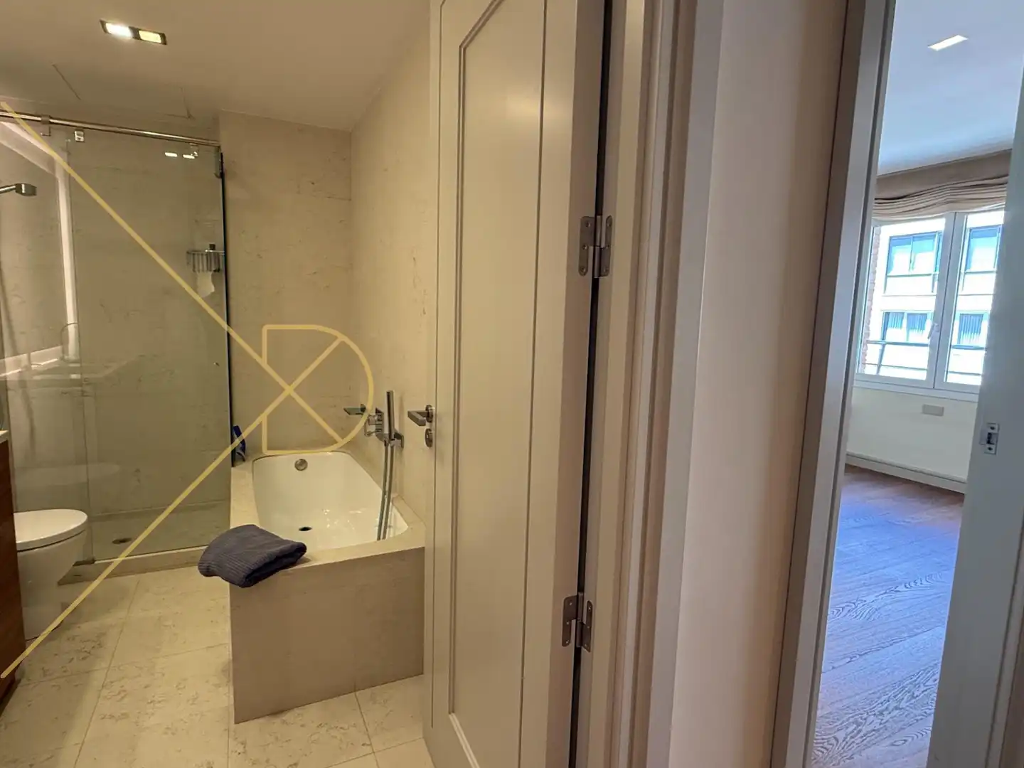 Badezimmer von Dachboden zur Miete in Barcelona mit Klimaanlage, Heizung und Parkett