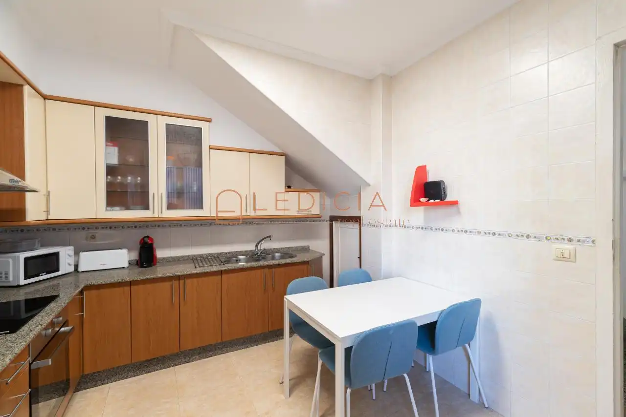 Cuina de Casa o xalet en venda en Cangas  amb Calefacció, Jardí privat i Parquet