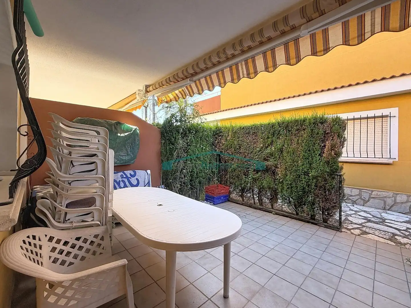 Terrasse von Einfamilien-Reihenhaus zum Verkauf in Els Poblets mit Klimaanlage, Privatgarten und Terrasse
