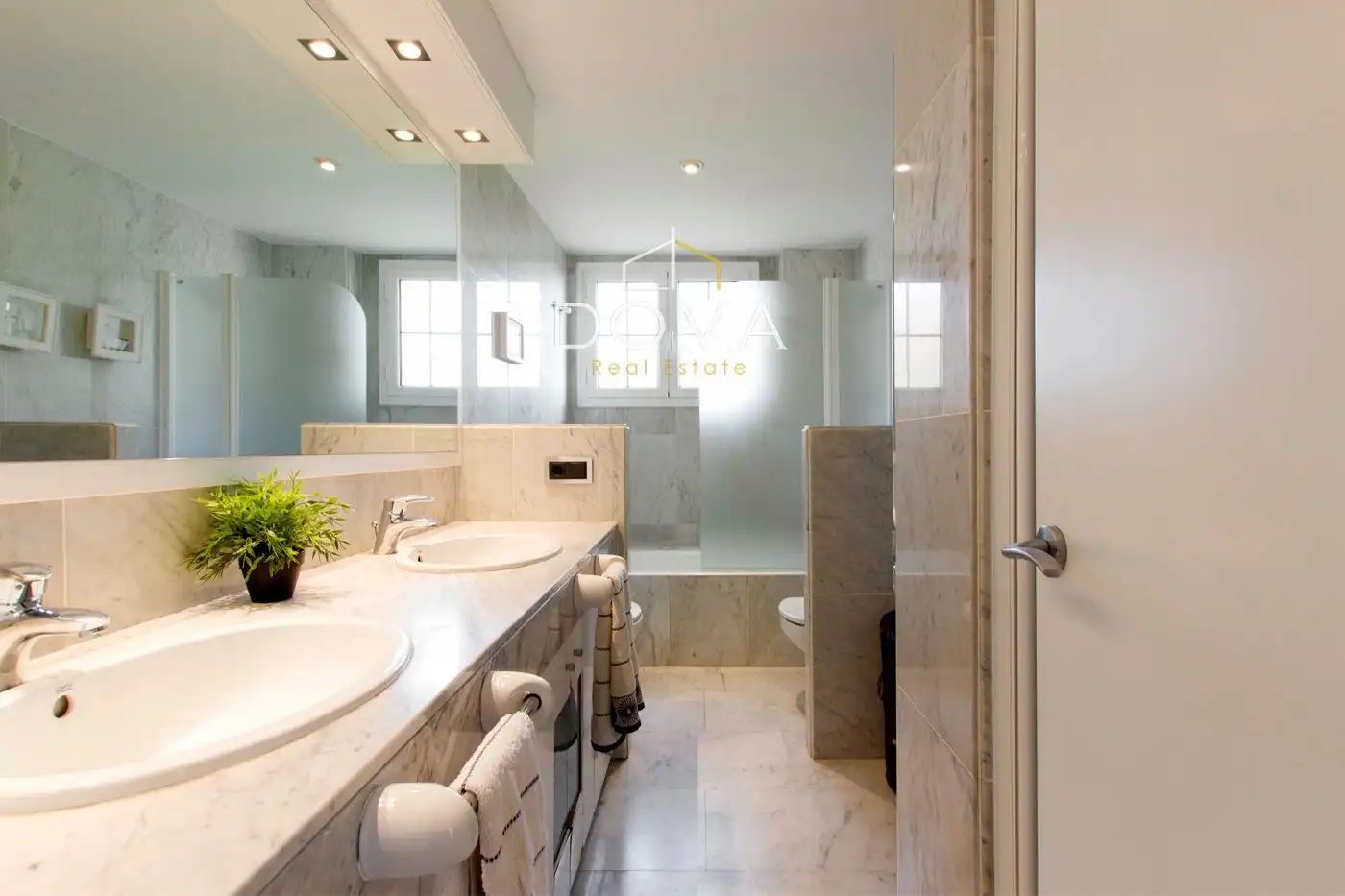Baño de Casa adosada en venta en Esplugues de Llobregat con Aire acondicionado, Calefacción y Terraza