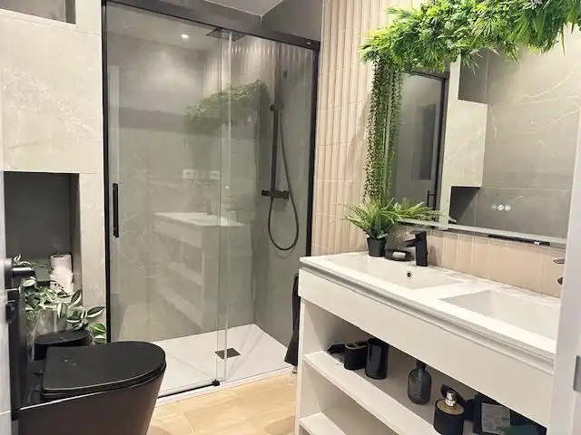 Bathroom of Flat for share in Madrid  with Air Conditioner, Furnished and Balcony