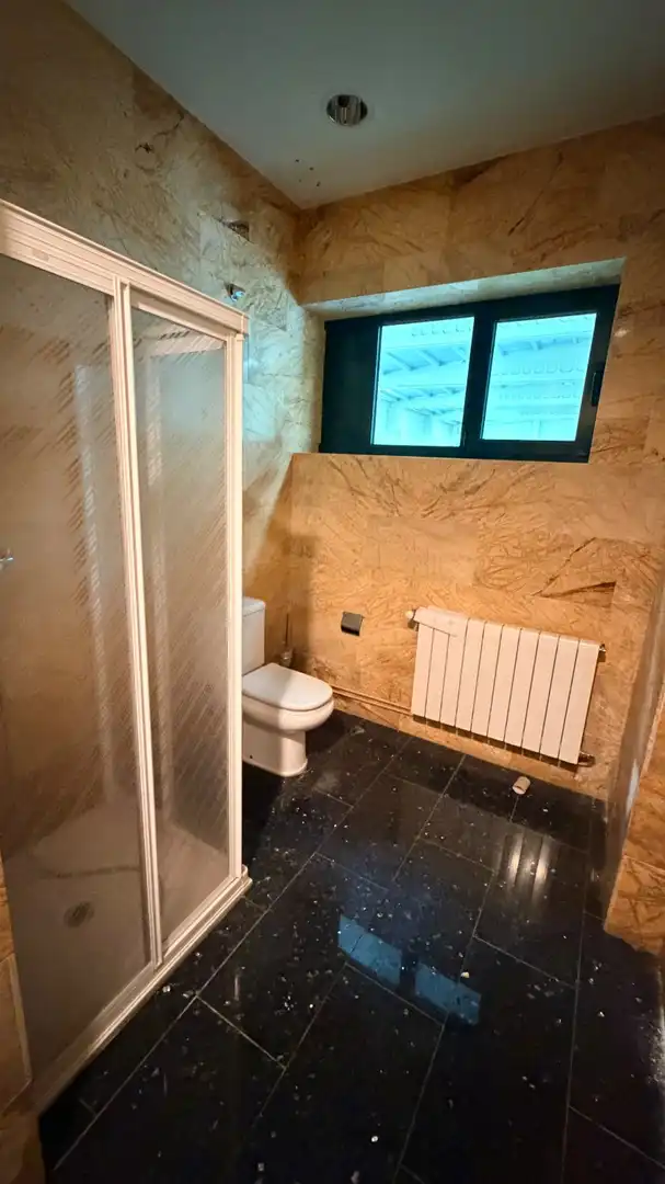 Bathroom of Office for rent in Narón  with Air Conditioner and Heating