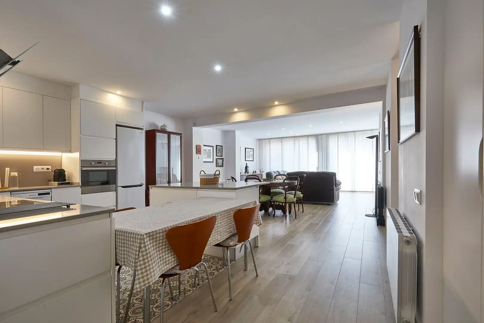 Küche von Wohnung zum Verkauf in Barcelona mit Klimaanlage, Parkett und Ofen