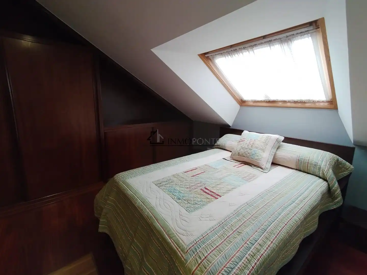 Schlafzimmer von Dachboden zum Verkauf in Pontevedra Capital  mit Heizung, Abstellraum und Möbliert