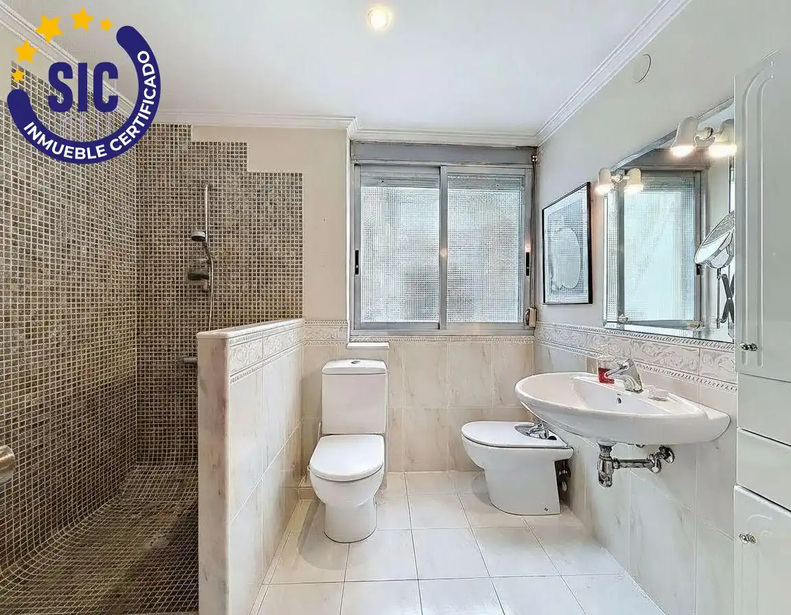 Baño de Piso en venta en Valencia con Calefacción y Terraza