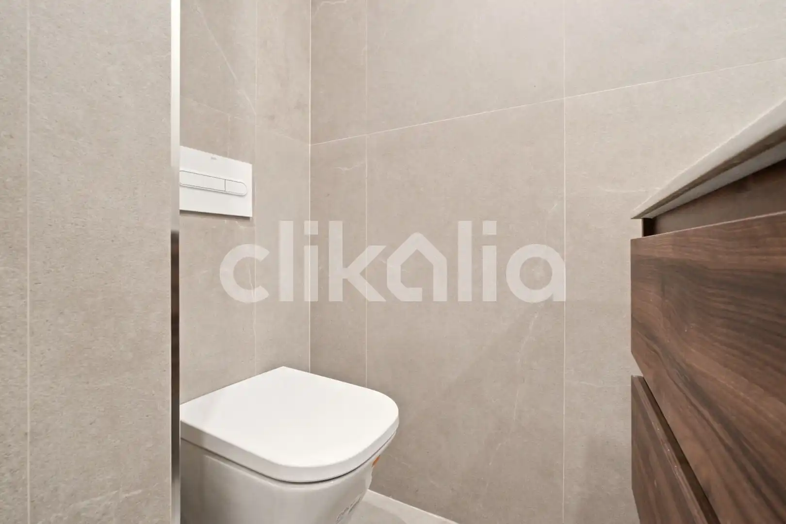 Baño de Piso en venta en Madrid con Aire acondicionado, Calefacción y Jardín privado