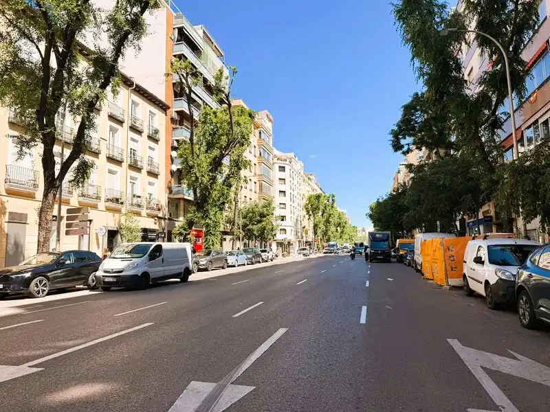 Vista exterior de Pis en venda en Madrid amb Calefacció i Moblat