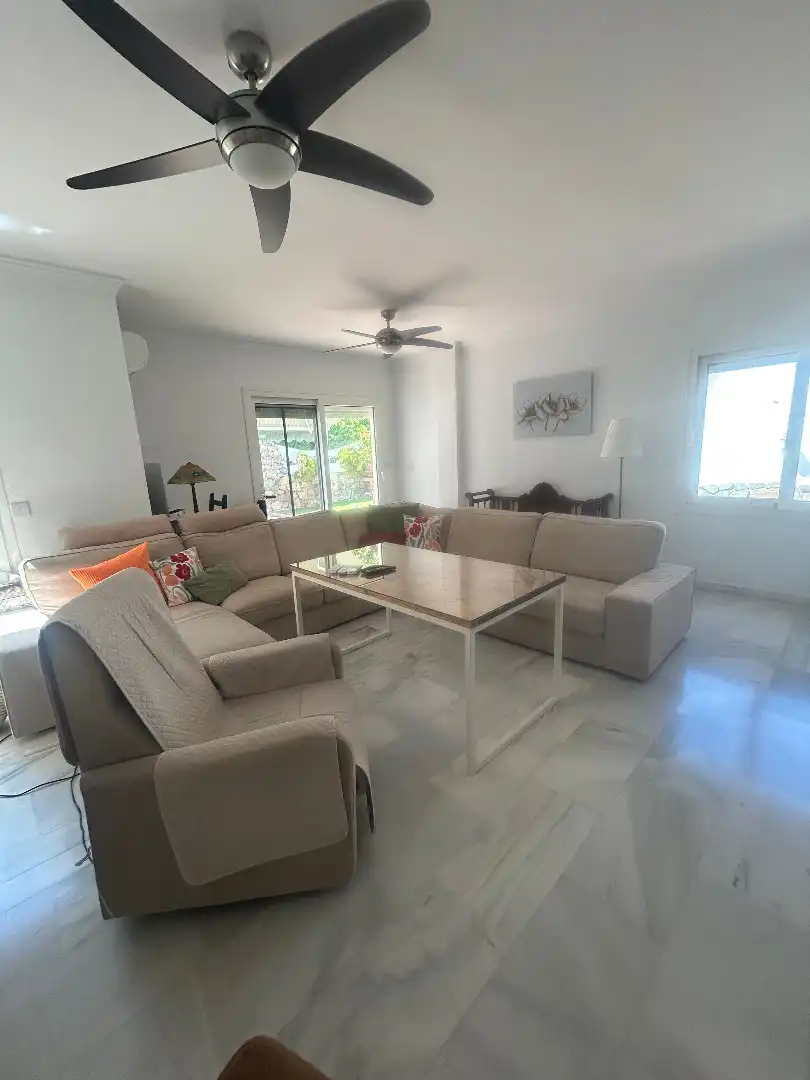 Sala d'estar de Casa adosada en venda en Alhaurín de la Torre amb Aire condicionat, Jardí privat i Terrassa