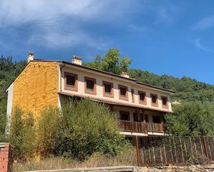 Vista exterior de Casa o xalet en venda en Poyales del Hoyo amb Calefacció, Jardí privat i Terrassa