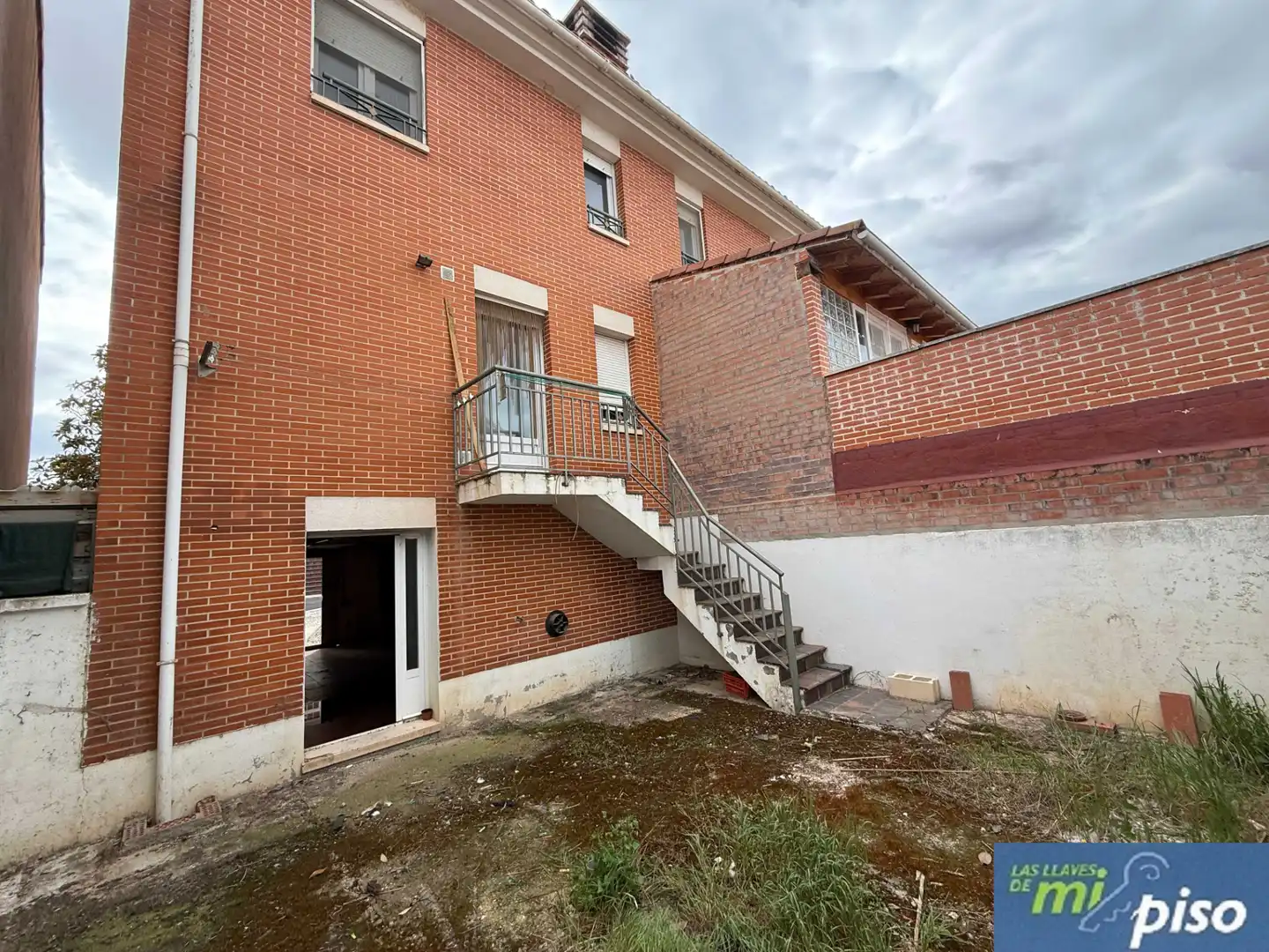 Vista exterior de Casa adosada en venda en Cigales amb Calefacció, Jardí privat i Parquet