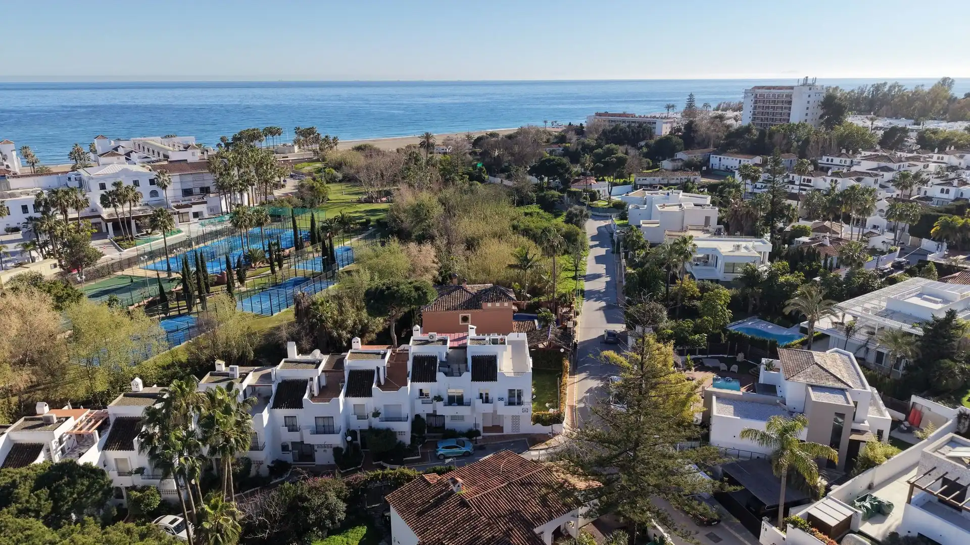Vista exterior de Casa adosada en venda en Estepona amb Terrassa i Balcó