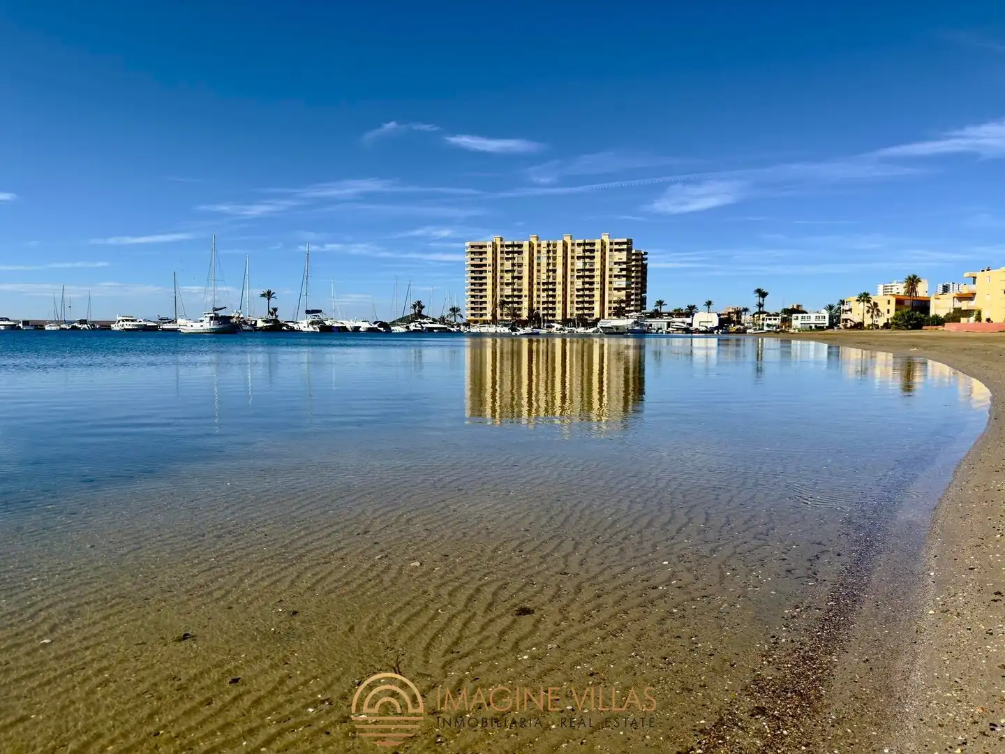 Vista exterior de Àtic en venda en La Manga del Mar Menor amb Terrassa, Traster i Piscina comunitària