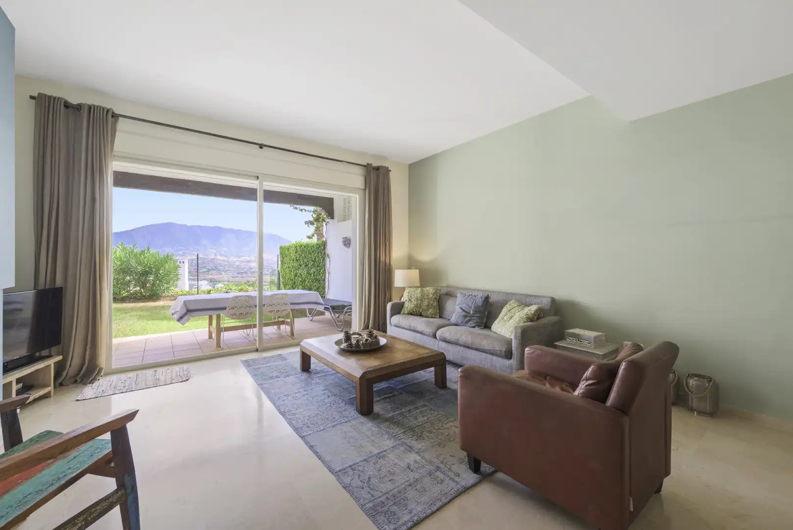Wohnzimmer von Einfamilien-Reihenhaus zum Verkauf in Mijas mit Klimaanlage, Privatgarten und Terrasse