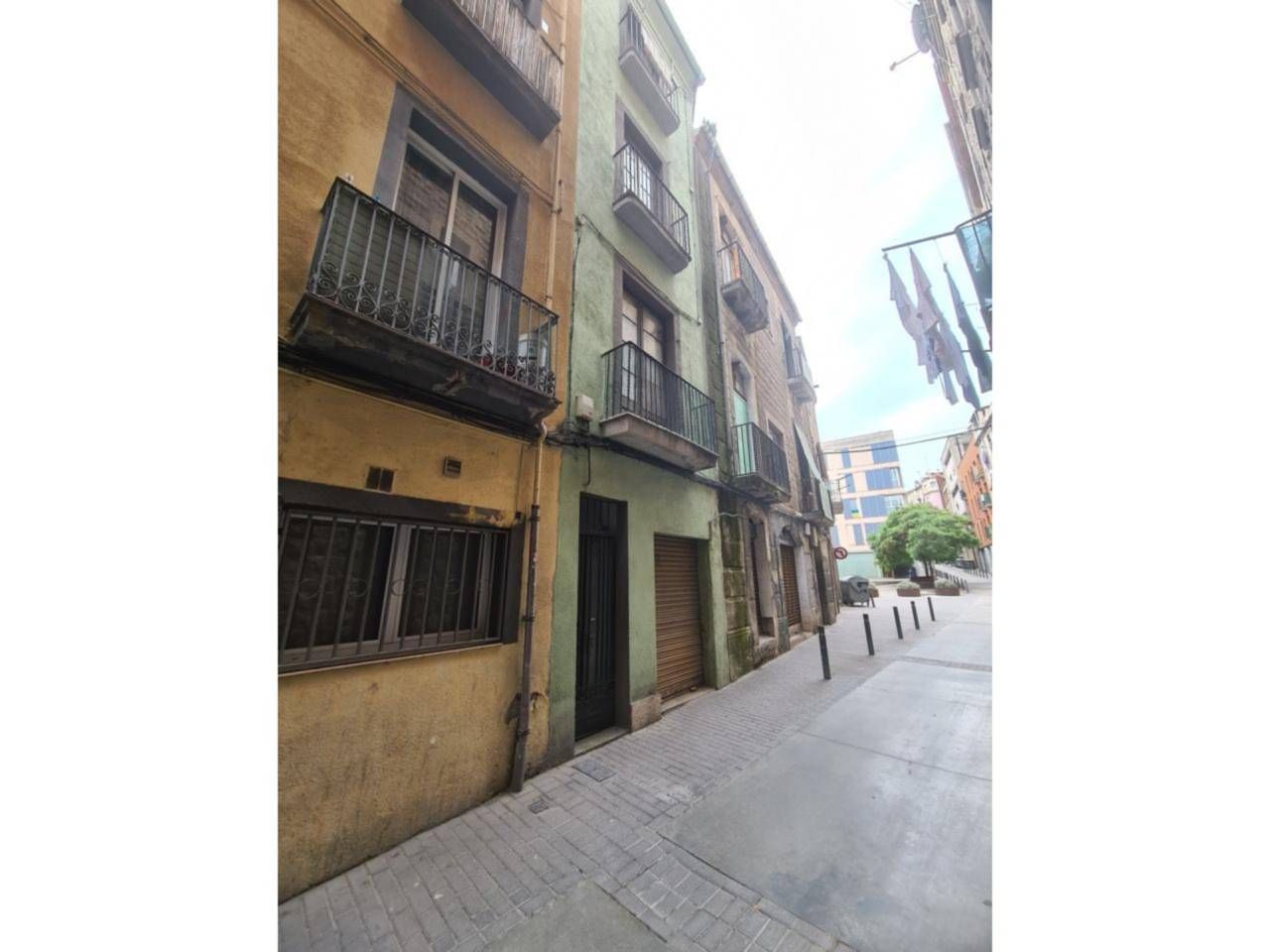 Vista exterior de Edifici en venda en Manresa