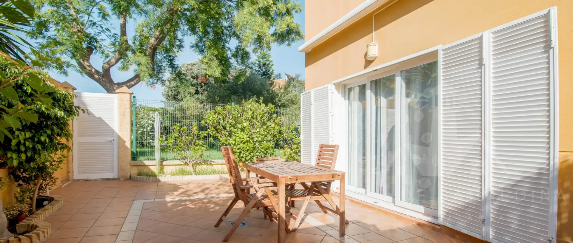 Jardín de Casa adosada en venta en Rota con Aire acondicionado, Terraza y Piscina comunitaria