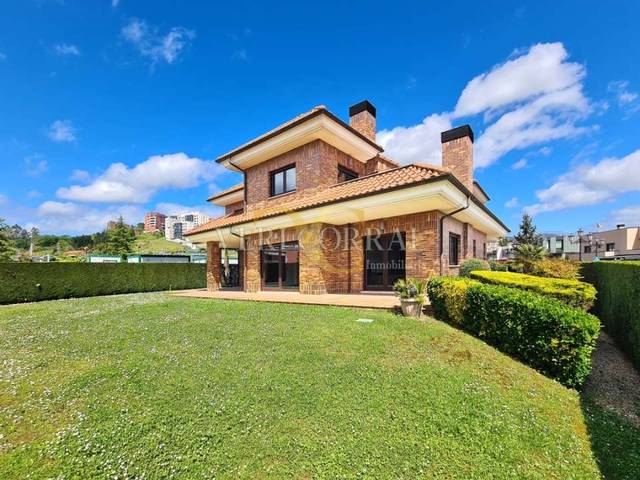 Casa-chalet en Venta en Calle Llanera en Montecerrao