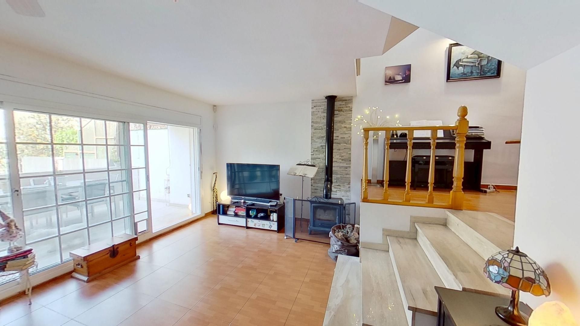 Sala d'estar de Casa adosada en venda en Castelldefels amb Aire condicionat, Calefacció i Jardí privat