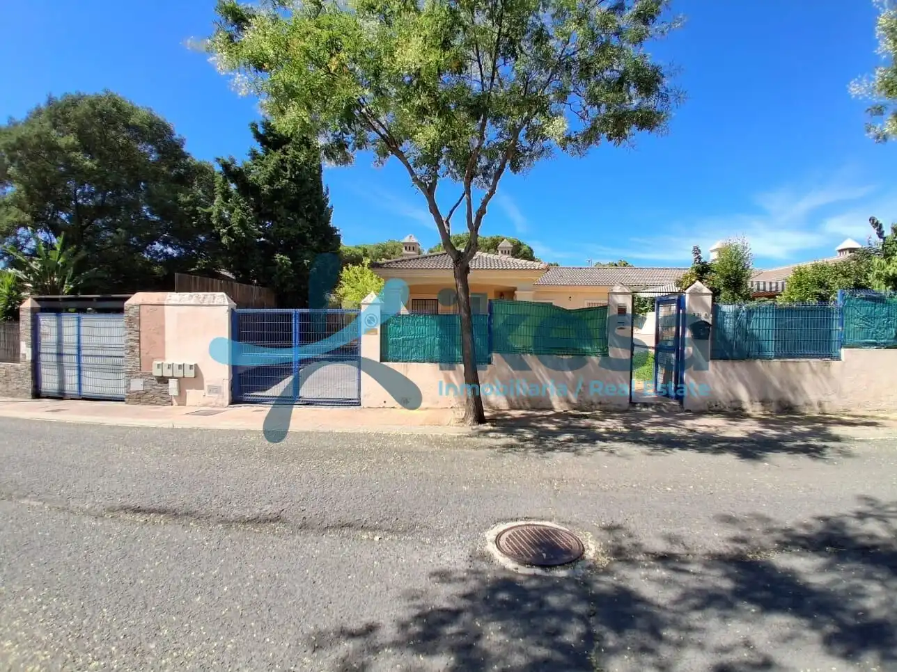 Vista exterior de Casa adosada en venda en El Portil amb Piscina comunitària