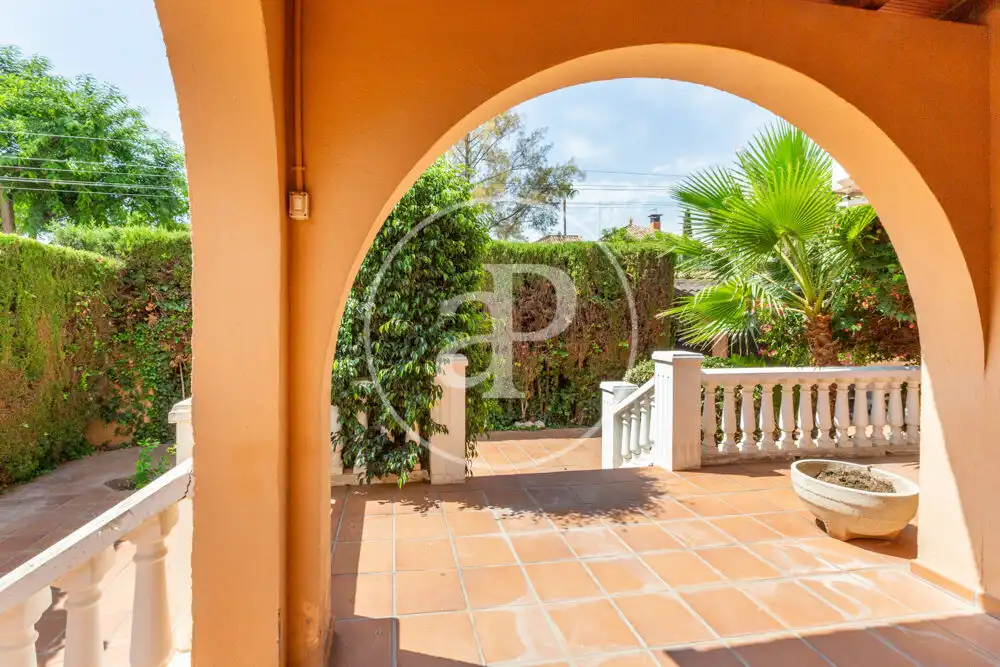Vista exterior de Casa o xalet en venda en L'Eliana amb Aire condicionat, Calefacció i Jardí privat