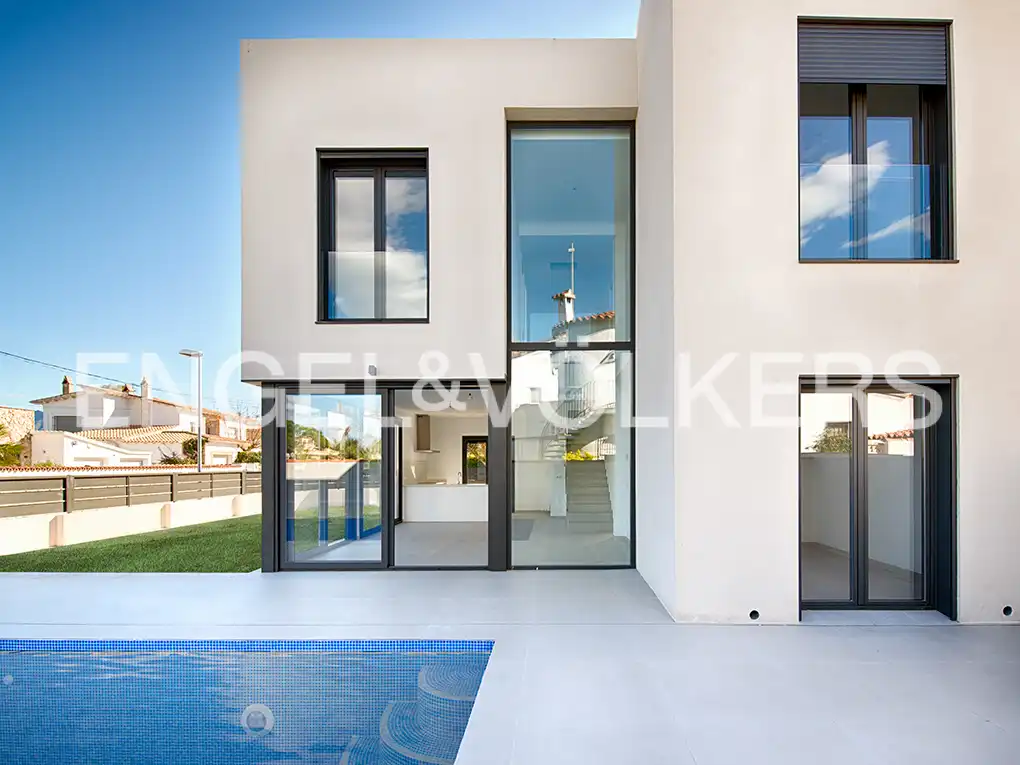 Vista exterior de Casa adosada en venda en Empuriabrava amb Aire condicionat, Jardí privat i Piscina