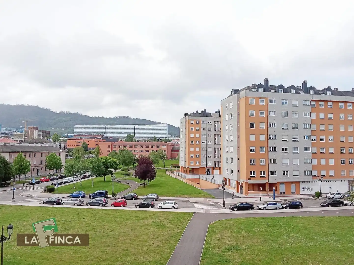Aparcament de Pis en venda en Oviedo  amb Calefacció, Parquet i Terrassa