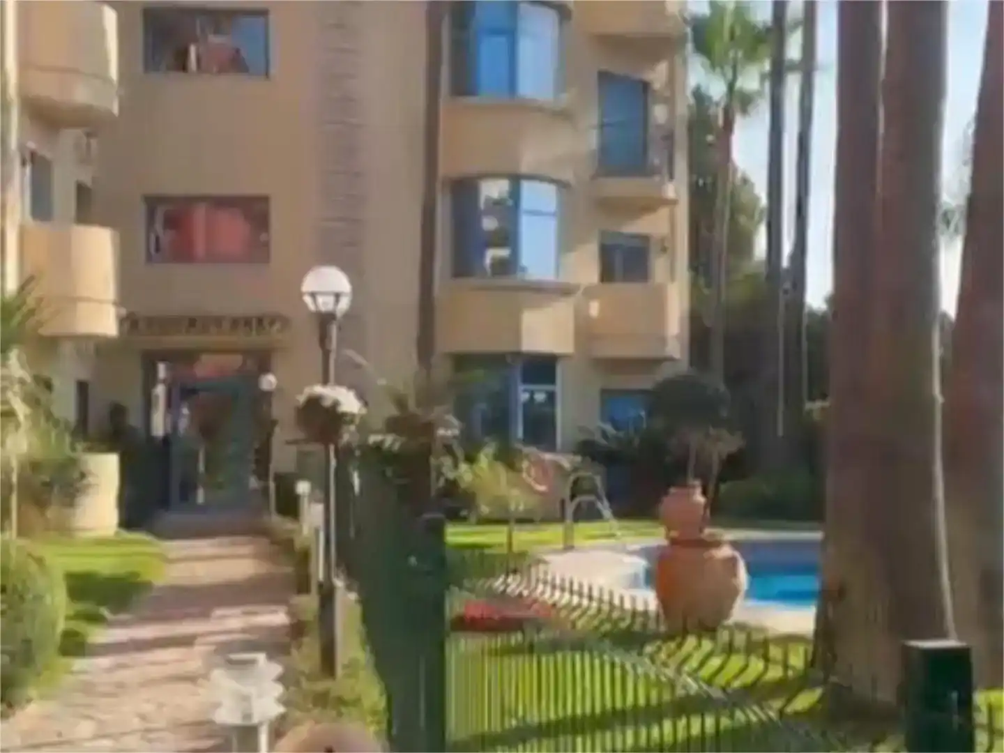 Vista exterior de Apartament en venda en Benalmádena amb Aire condicionat, Piscina i Balcó