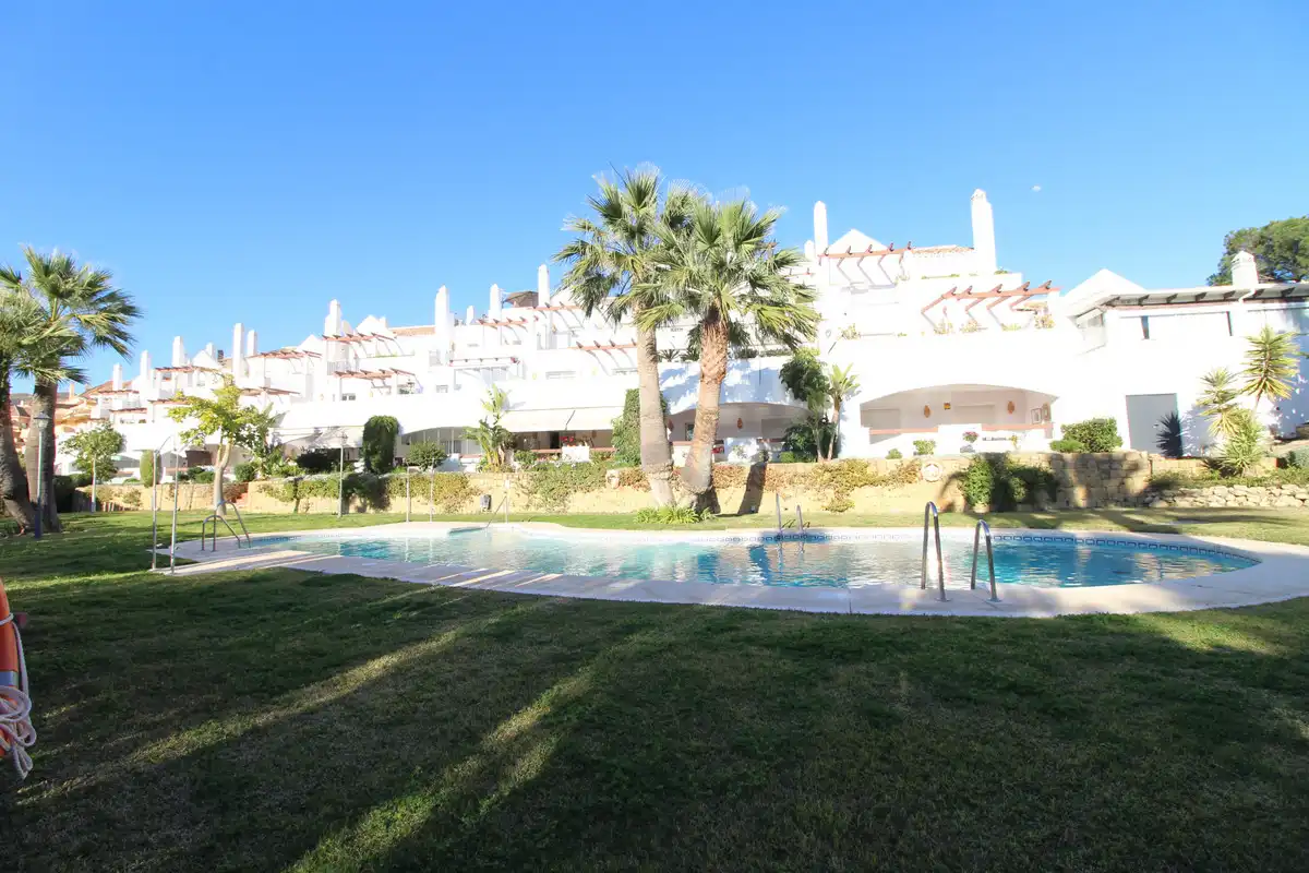 Apartamento con piscina en venta en Nueva Andalucía, imagen 2