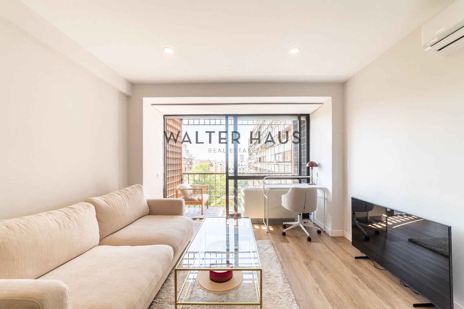 Sala de estar de Estudio de alquiler en  Madrid Capital con Aire acondicionado, Terraza y Amueblado