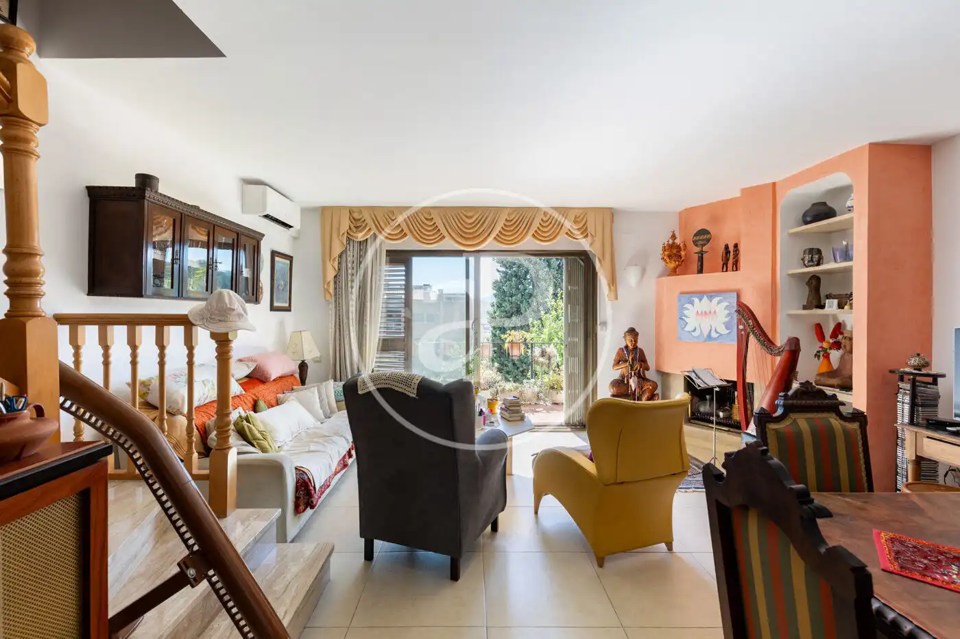 Sala d'estar de Casa adosada en venda en Cerdanyola del Vallès amb Aire condicionat, Calefacció i Jardí privat
