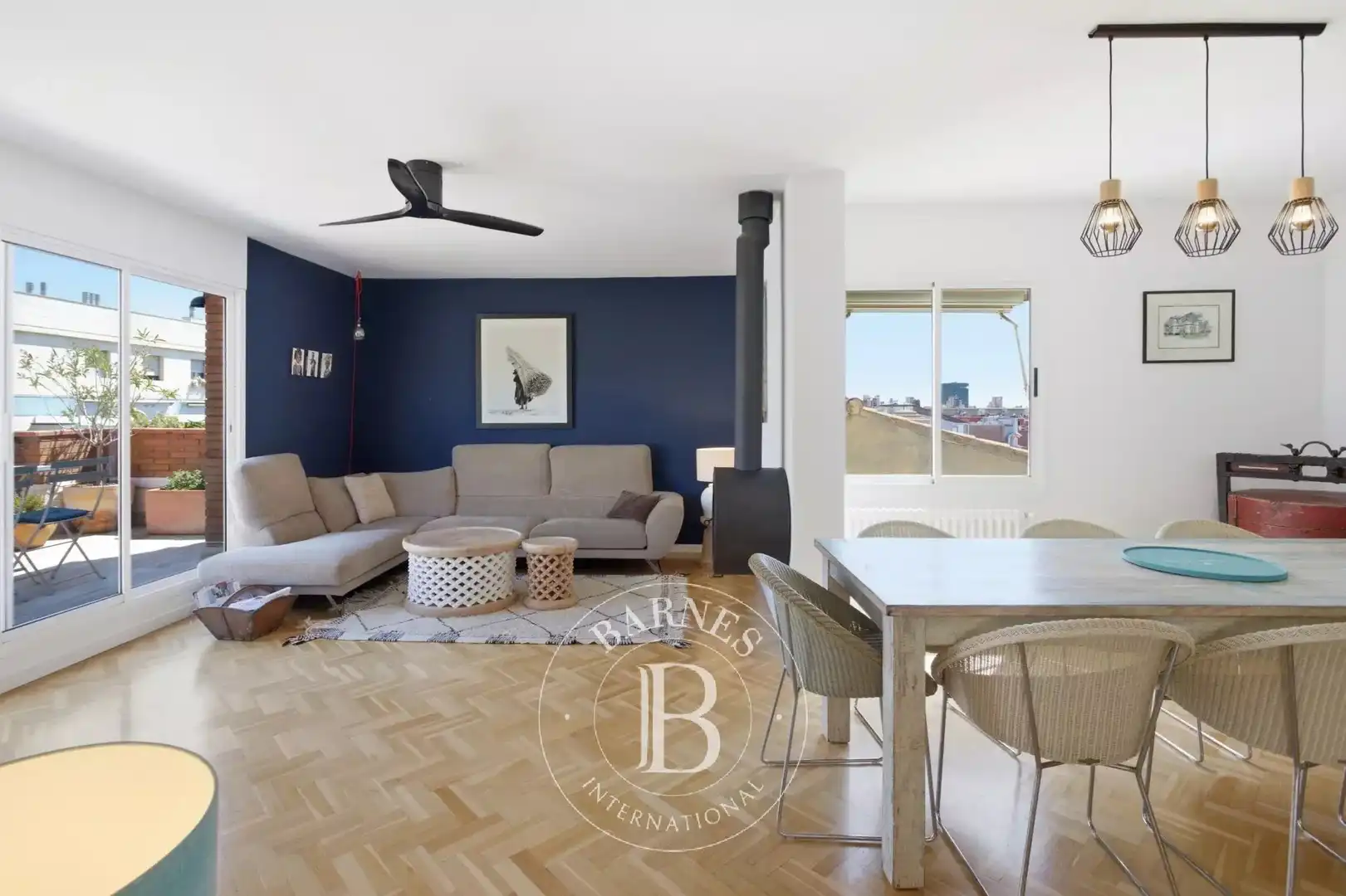 Wohnzimmer von Dachboden zum Verkauf in Barcelona mit Klimaanlage, Heizung und Terrasse