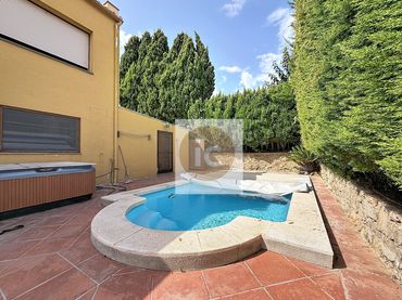 Adosado con piscina en venta en Carrer Alemanya 25