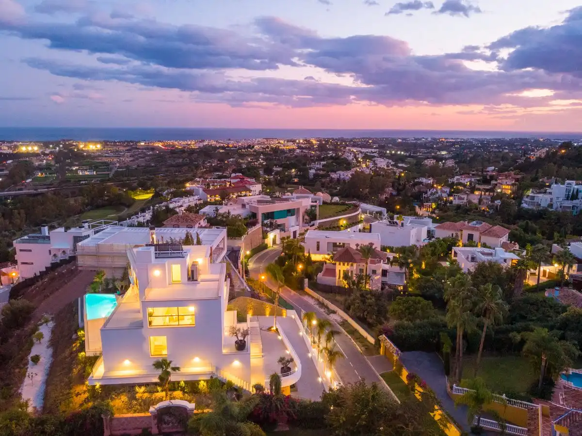 Vista exterior de Casa o xalet en venda en Benahavís amb Aire condicionat, Terrassa i Piscina