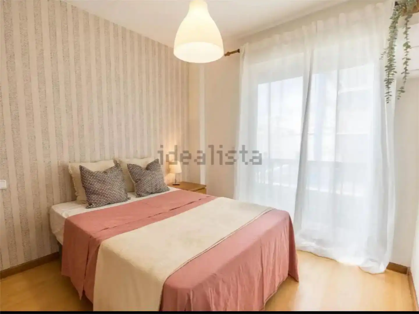 Schlafzimmer von Dachboden zum Verkauf in Fuengirola mit Klimaanlage und Balkon