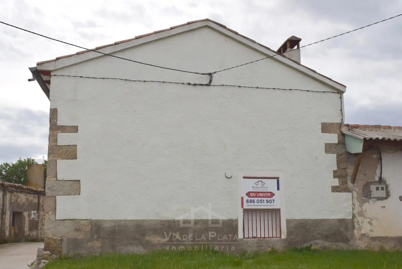 Vista exterior de Casa o xalet en venda en Navamorales amb Calefacció, Terrassa i Traster