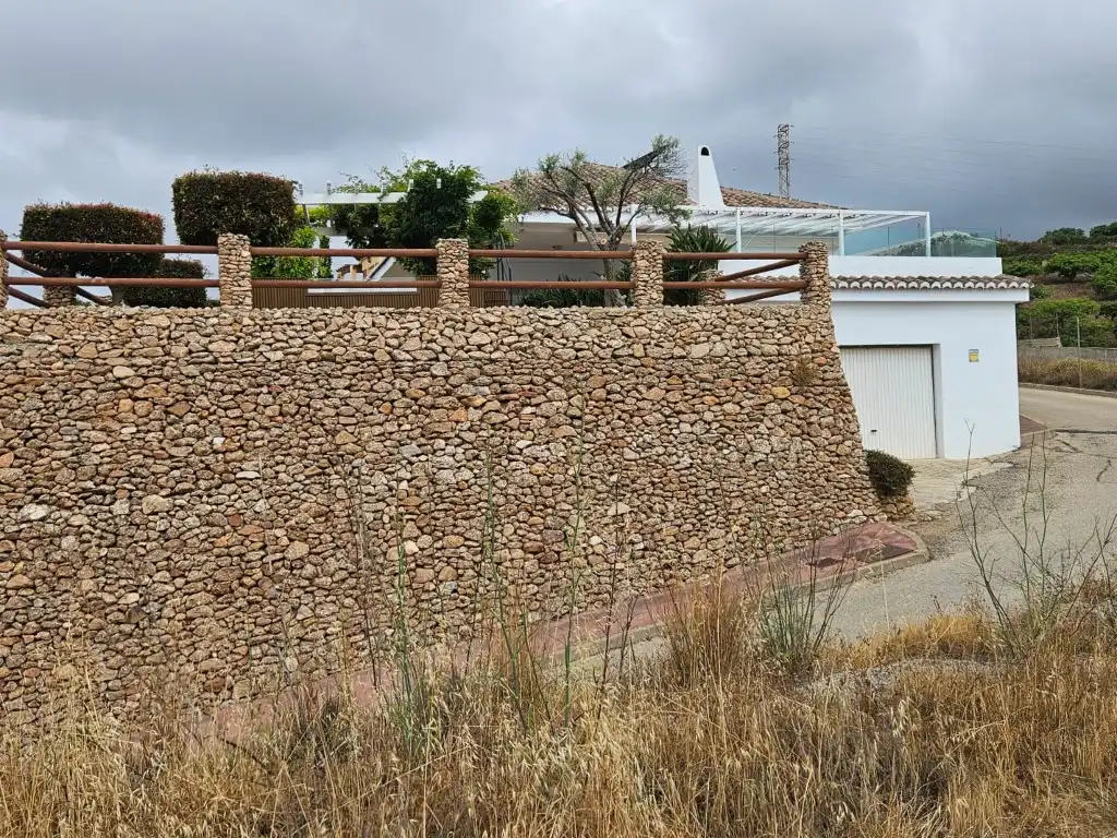 Vista exterior de Casa o xalet en venda en Torrox amb Aire condicionat, Jardí privat i Terrassa