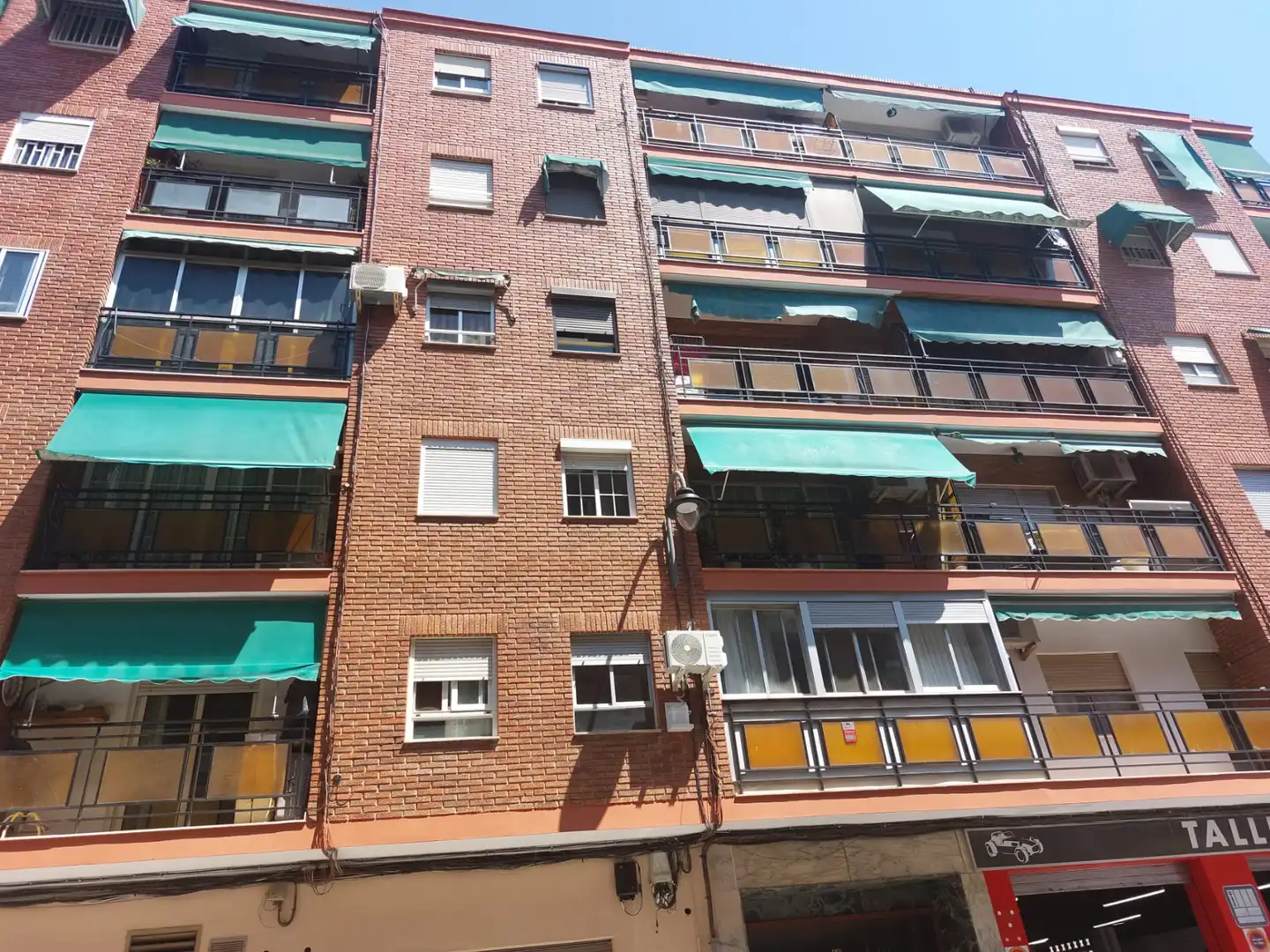 Vista exterior de Piso en venta en Quart de Poblet con Aire acondicionado, Horno y Balcón