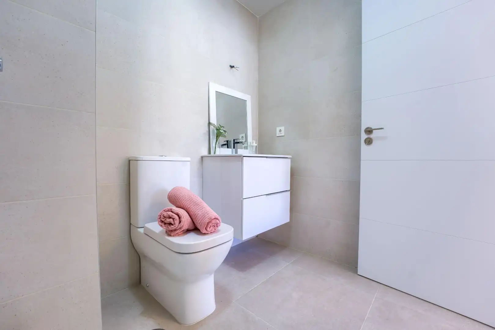 Bathroom of Flat for sale in Sevilla  with Air Conditioner and Terrace