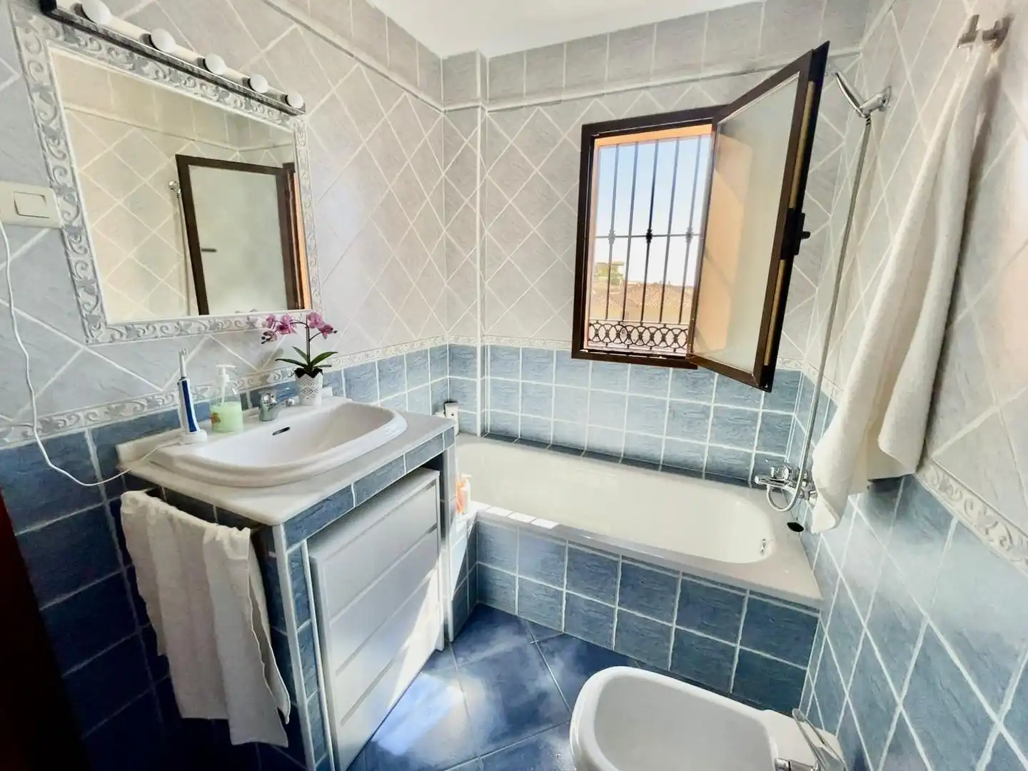 Badezimmer von Haus oder Chalet zum Verkauf in Benalmádena mit Klimaanlage, Heizung und Privatgarten