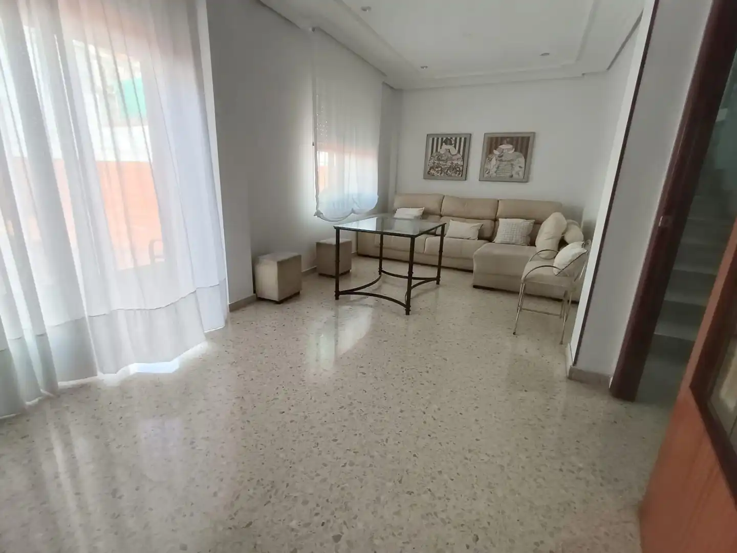 Sala d'estar de Casa adosada en venda en Córdoba amb Aire condicionat, Traster i Moblat