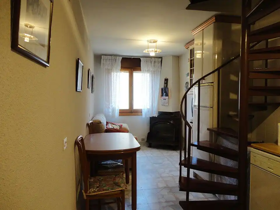 Sala d'estar de Finca rústica en venda en Riocavado de la Sierra amb Moblat