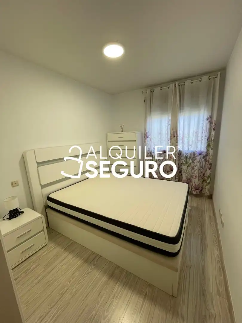 Bedroom of Flat for rent in Madrid  with Air Conditioner, Heating and Storage room