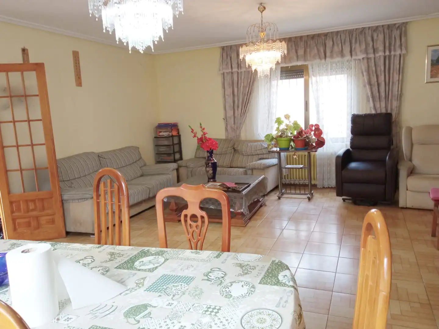Sala d'estar de Casa adosada en venda en Burgos amb Jardí privat