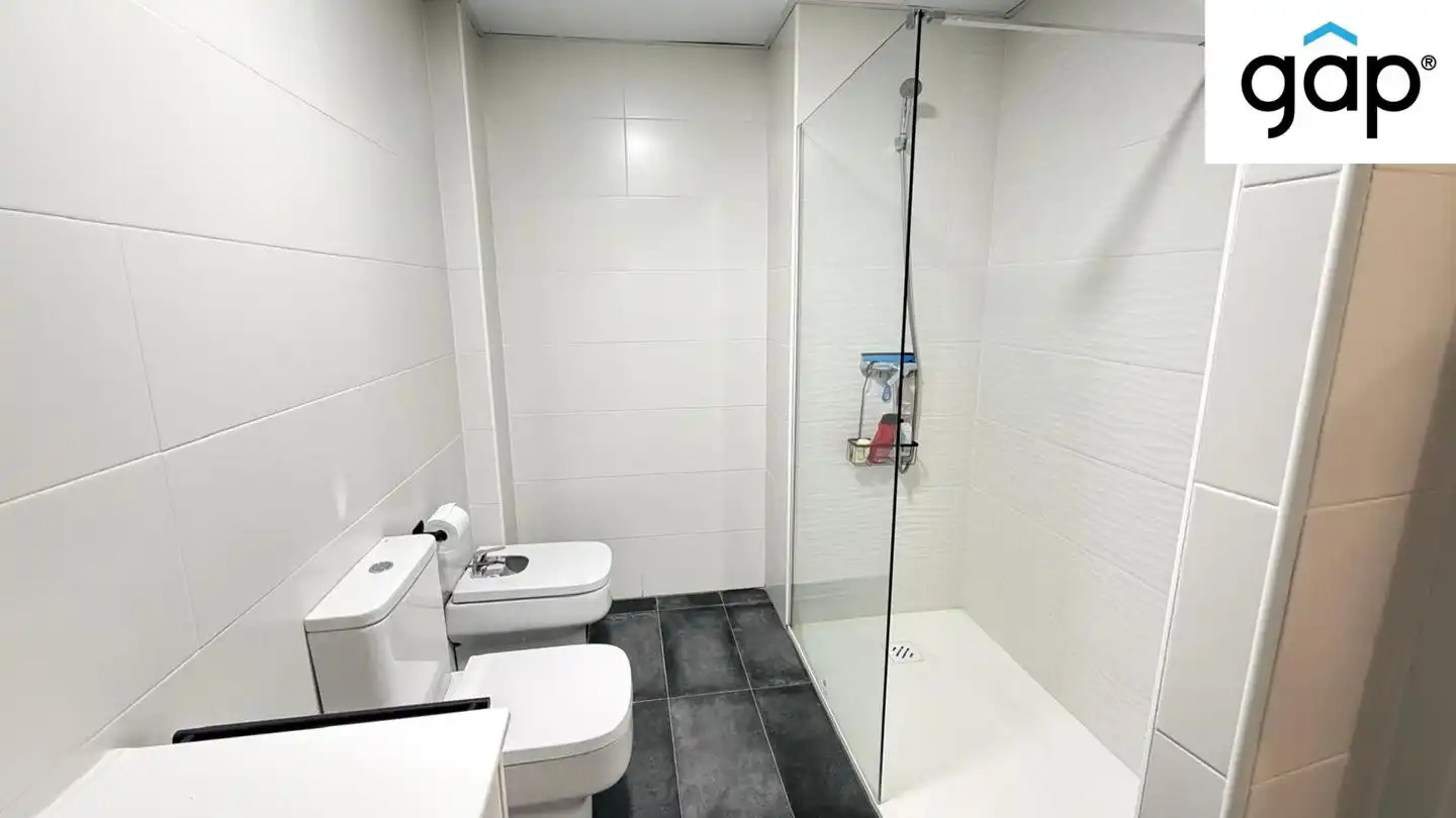 Bathroom of Flat for sale in Cuenca  with Heating, Swimming Pool and Furnished
