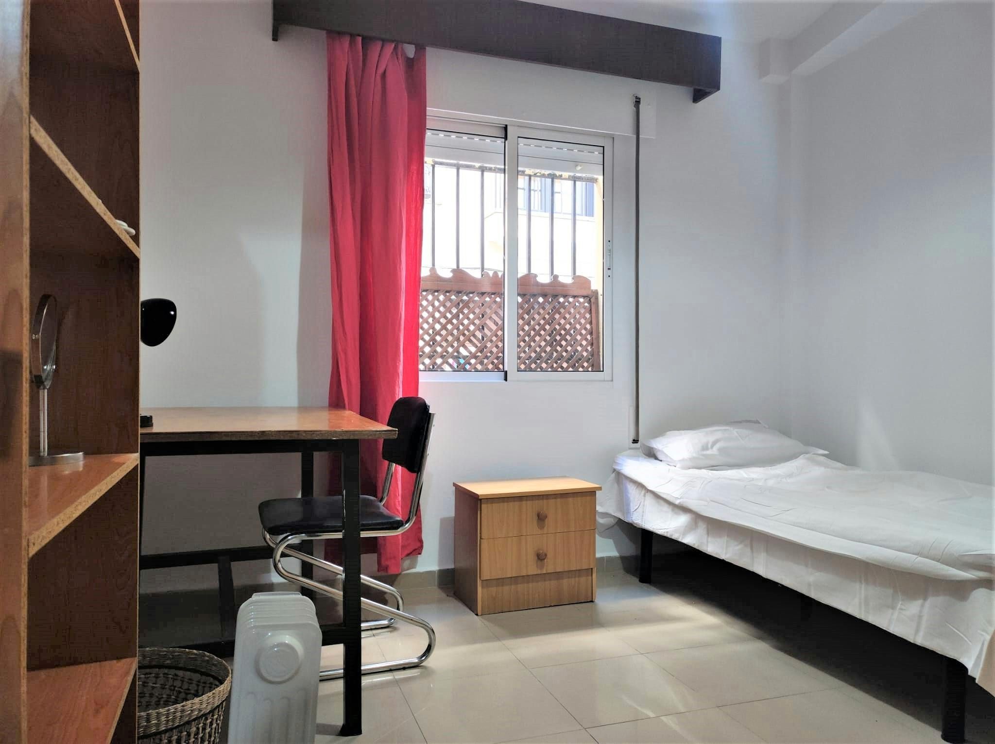 Bedroom of Flat to share in  Sevilla Capital  with Furnished, Washing machine and Balcony
