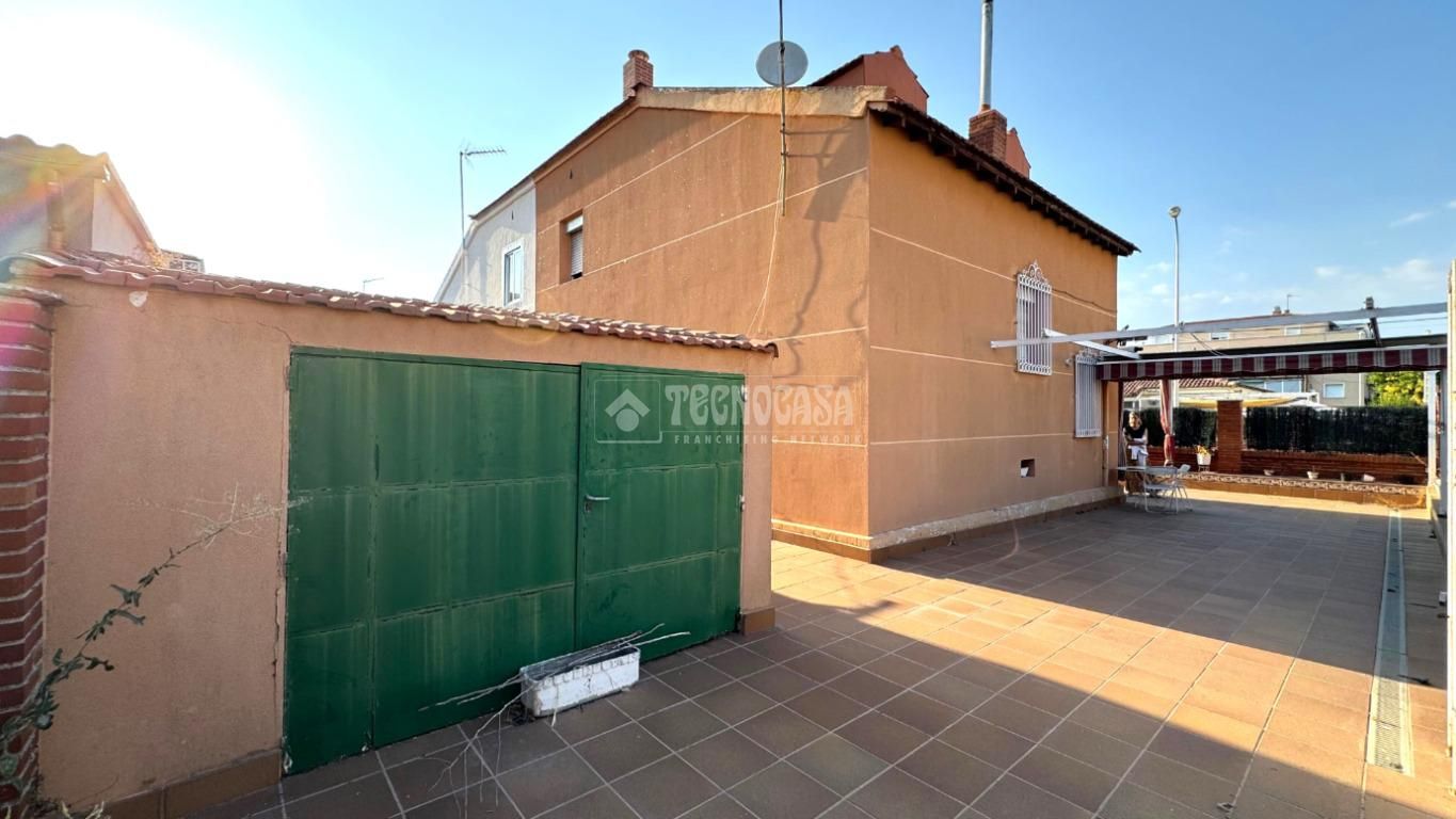 Vista exterior de Casa adosada en venta en  Madrid Capital con Calefacción y Trastero