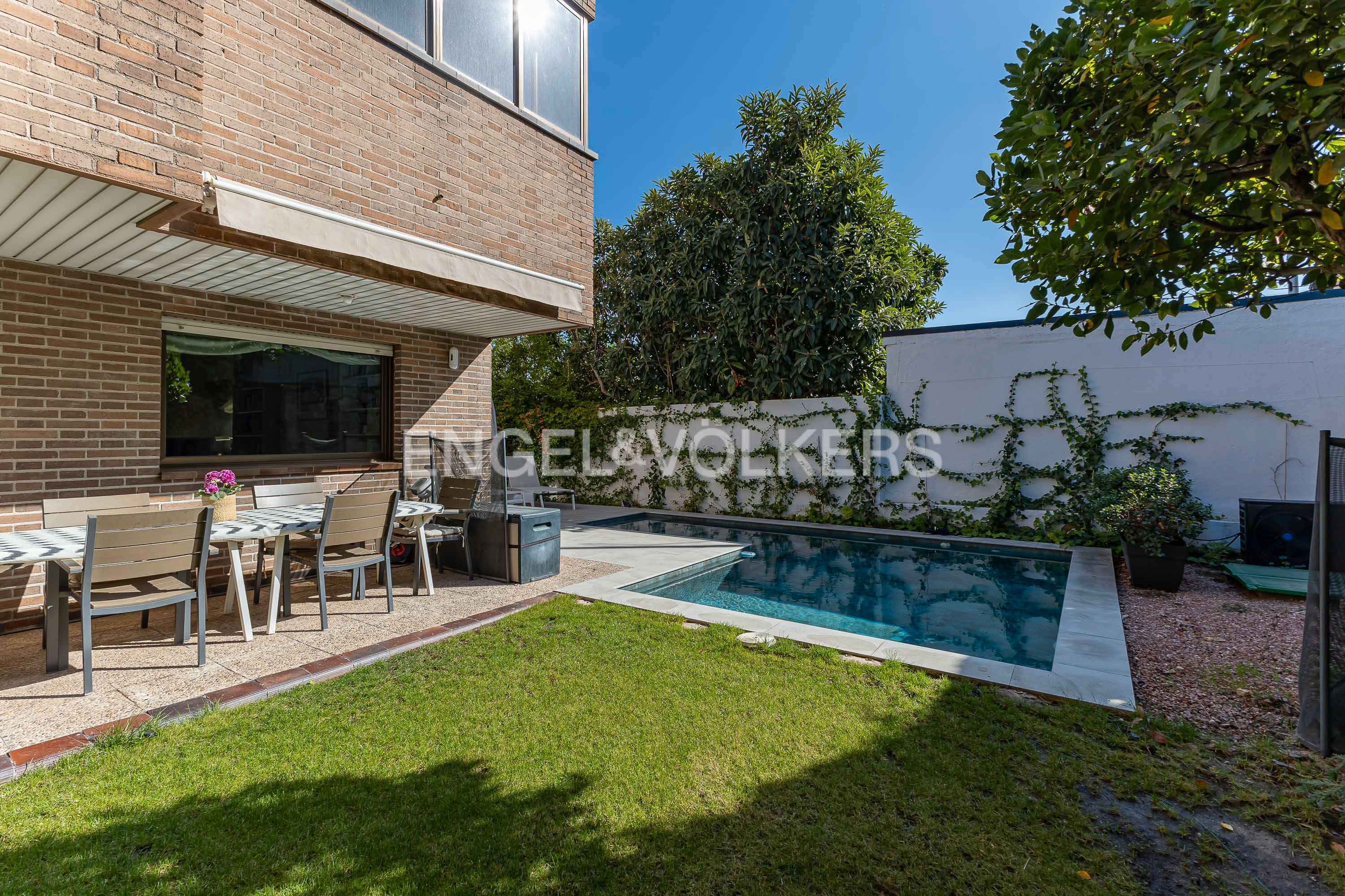Swimming pool of House or chalet for sale in  Madrid Capital  with Air Conditioner, Heating and Private garden